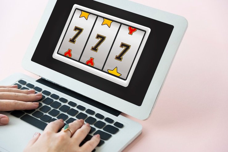 dinasti923 roulette and baccarat table layouts shown side by side with live dealer presence
